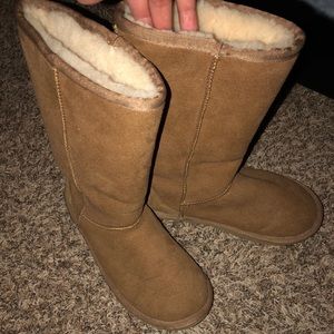 UGG BOOTS SIZE 7